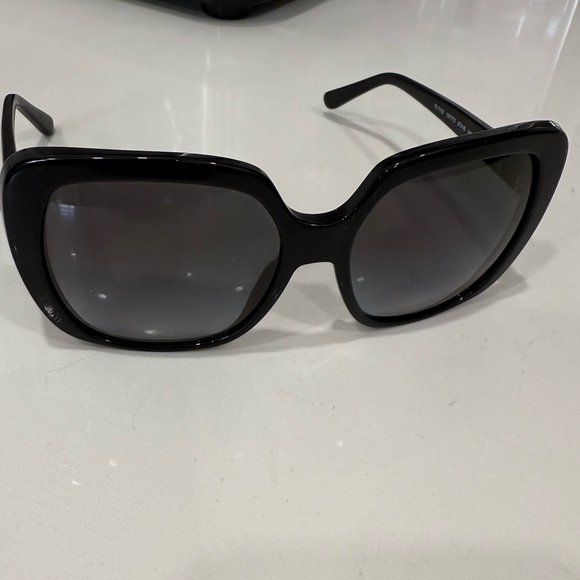Goegeous Like New Tory Burch Black Gradient Sunglasses - Picture 5 of 5